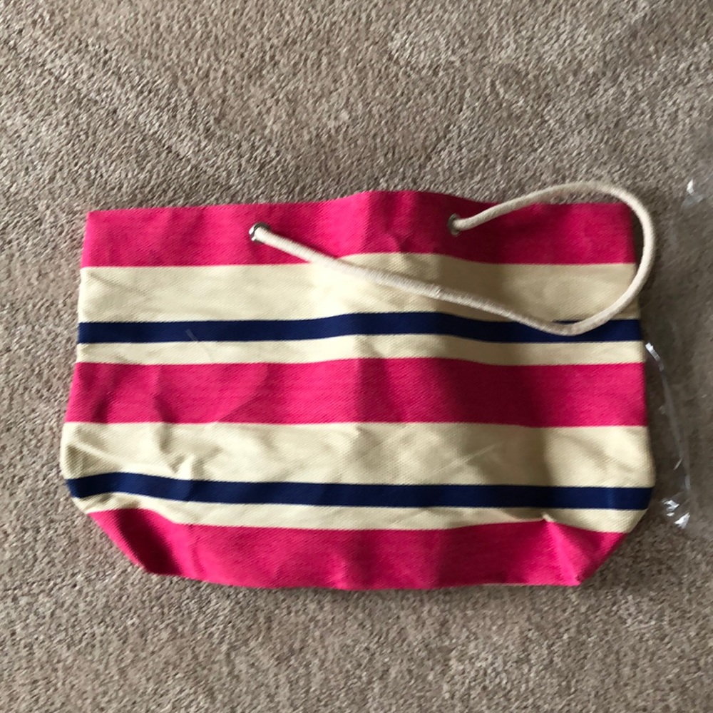 DSW NWT TOTE BAG. approximately 17x14 - Picture 2 of 4